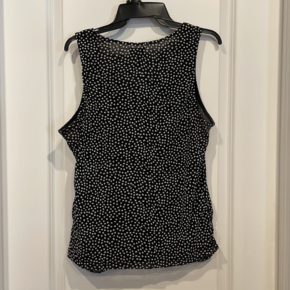 Ladies top. - Picture 3 of 3